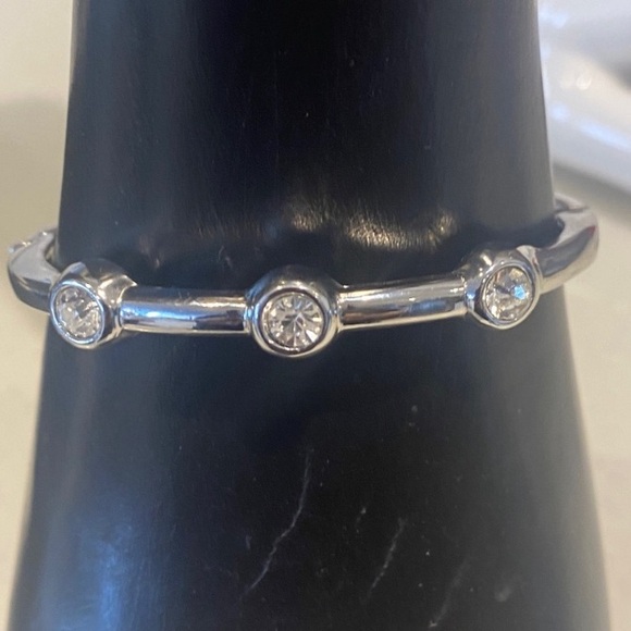 Jewelry - Elegant Silver Bracelet With 6 Crystal Stone.